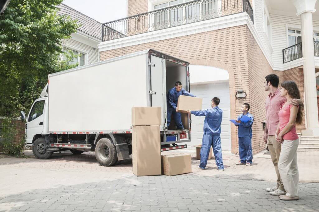 muscleman - Young couple watching movers m 1024x682 1